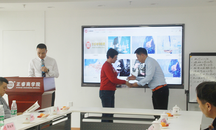 石獅市服裝產(chǎn)業(yè)聯(lián)盟、石獅市染整同業(yè)公會來我司參訪交流并赴標(biāo)桿項(xiàng)目德永佳參觀學(xué)習(xí)