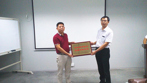 天行健贈(zèng)送正睿咨詢效益提升能手，管理升級(jí)專家牌匾