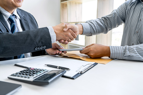 員工薪酬的確定與評(píng)估：公平、激勵(lì)與績(jī)效的結(jié)合