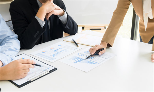 領(lǐng)導力發(fā)展與績效管理：培養(yǎng)領(lǐng)導力，推動組織成功