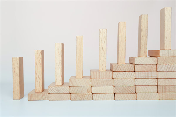 精心制定經(jīng)營(yíng)策略，確保企業(yè)穩(wěn)健發(fā)展，實(shí)現(xiàn)長(zhǎng)期盈利