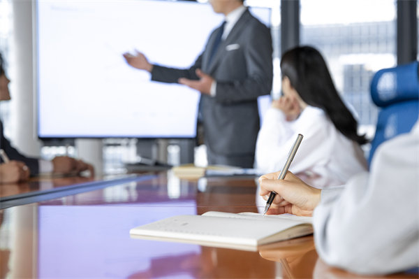 如何保證企業(yè)的年度工作方向與經(jīng)營目標保持一致？