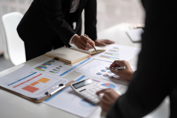 預(yù)算管理過程中如何有效應(yīng)對市場波動(dòng)與不確定性？