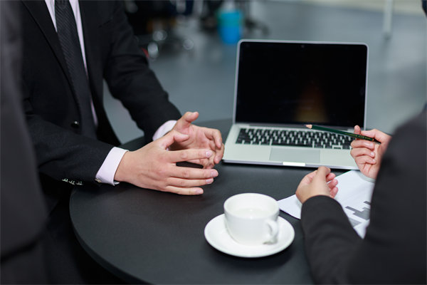 如何實(shí)施360度績(jī)效評(píng)估，確保反饋全面且客觀？