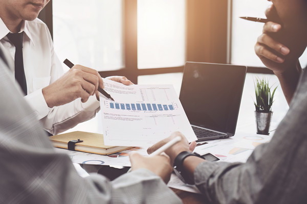 年度計劃中，如何量化評估風(fēng)險與應(yīng)對策略？