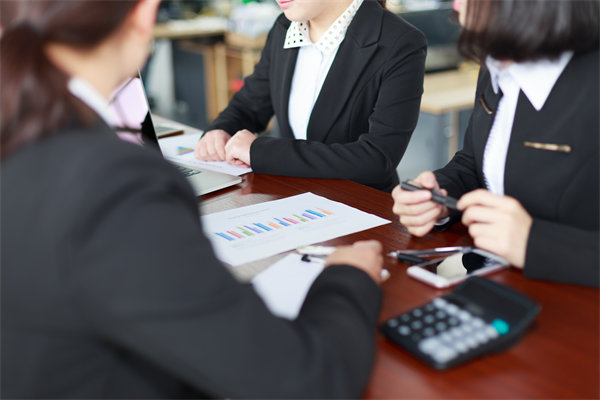 初創(chuàng)企業(yè)如何設(shè)定合理的薪酬策略吸引人才？