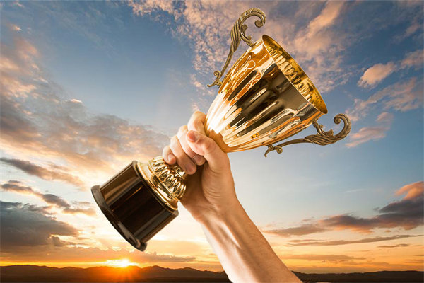 如何通過(guò)績(jī)效激勵(lì)機(jī)制激發(fā)團(tuán)隊(duì)的創(chuàng)新與活力？