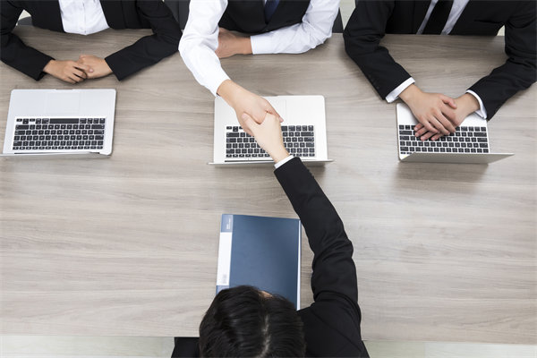 如何有效招聘并留住頂尖人才，提升團隊競爭力？