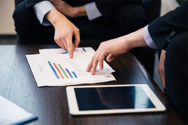 如何將企業(yè)長期戰(zhàn)略目標(biāo)融入員工短期績效考核體系？