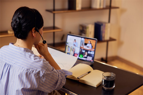 遠(yuǎn)程工作模式下，如何確保員工效率與團(tuán)隊(duì)凝聚力？