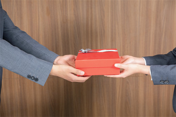 市場競爭激烈，如何制定薪酬策略以吸引并留住人才？