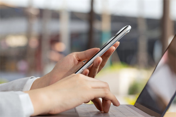 在遠程工作模式下，如何有效監(jiān)控與評估員工績效？