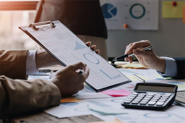 制定年度預(yù)算時，如何兼顧創(chuàng)新投入與成本控制？