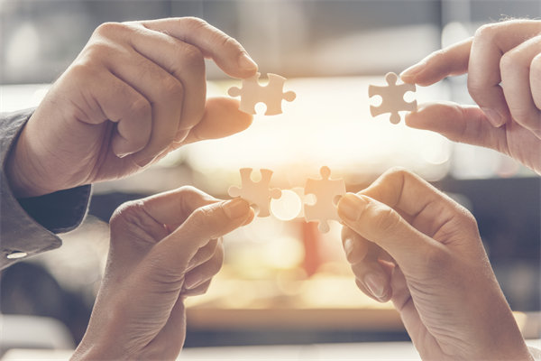 在全球化背景下，企業(yè)如何制定跨國戰(zhàn)略規(guī)劃？