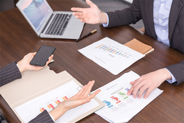 市場環(huán)境突變時，企業(yè)如何靈活調(diào)整預(yù)算策略以應(yīng)對？