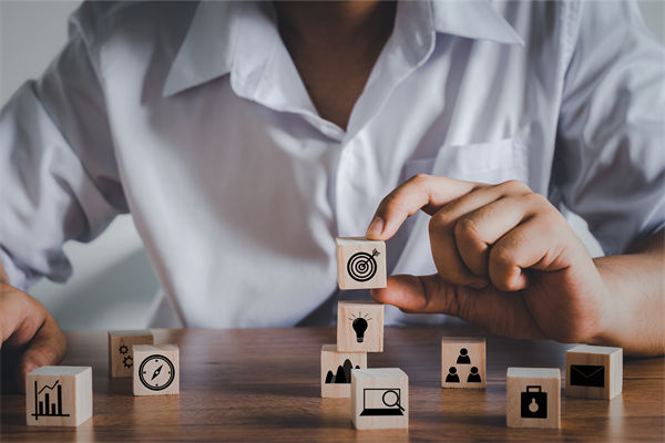 商業(yè)環(huán)境復(fù)雜多變，如何高效實(shí)施集團(tuán)全面管控策略？