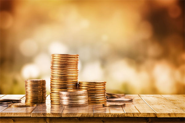 在制定企業(yè)戰(zhàn)略規(guī)劃時，如何平衡短期與長期目標(biāo)？