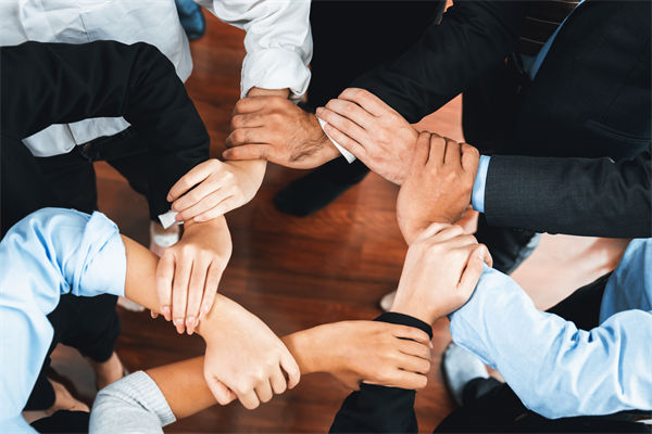 在制定企業(yè)戰(zhàn)略規(guī)劃時，如何平衡短期與長期目標(biāo)？