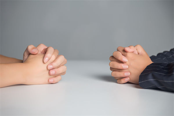 在薪酬談判中，如何把握員工的心理預(yù)期和企業(yè)底線？