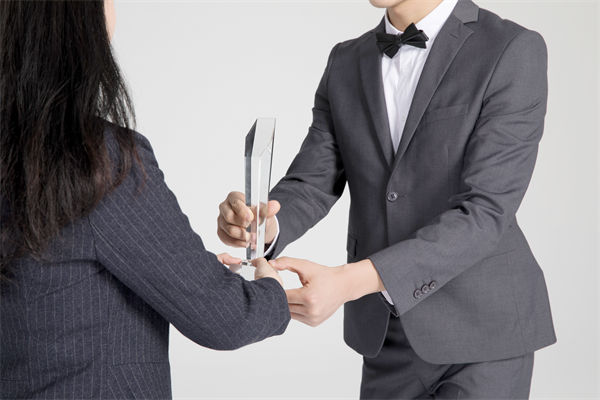 績(jī)效管理中，如何激勵(lì)優(yōu)秀員工，又幫助其提升？