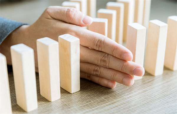 在年度經(jīng)營(yíng)計(jì)劃中，如何有效識(shí)別并應(yīng)對(duì)潛在風(fēng)險(xiǎn)？