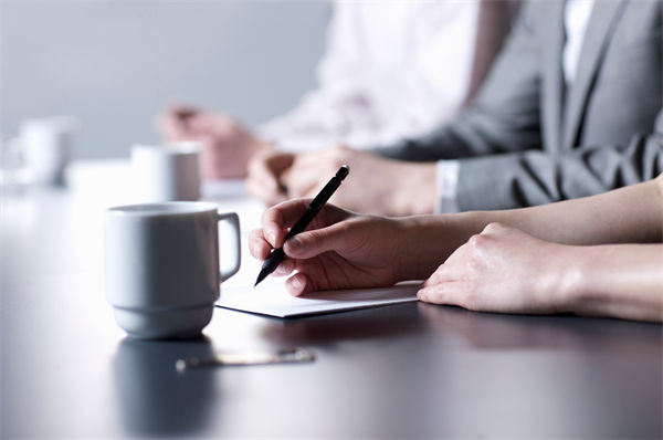 績效不佳員工薪酬調(diào)整策略，如何避免士氣低落？