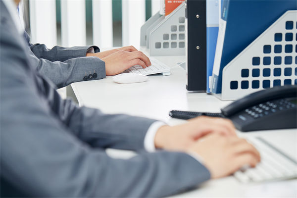 在組織變革中，如何確保員工順利過渡并減少負(fù)面影響？