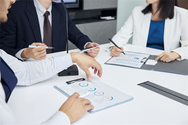 在組織變革中，如何確保員工順利過(guò)渡并減少負(fù)面影響？