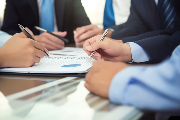 企業(yè)在推進精益生產(chǎn)時，如何平衡短期目標與長期戰(zhàn)略？