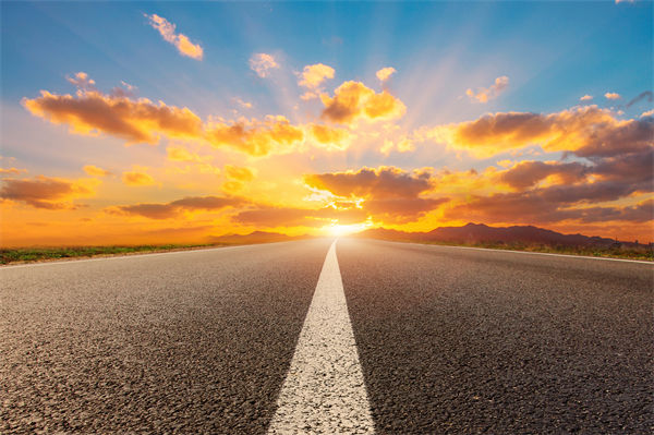 兩會(huì)熱議破解企業(yè)“生長(zhǎng)痛”，對(duì)企業(yè)戰(zhàn)略管理有何啟示？