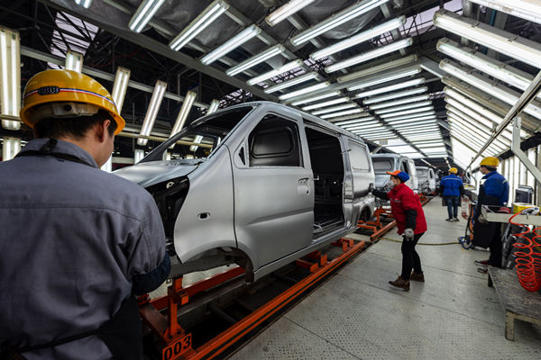 在精益生產(chǎn)過(guò)程中，如何有效識(shí)別并解決生產(chǎn)瓶頸問(wèn)題？