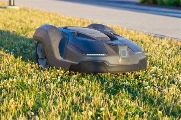 國產(chǎn)割草機(jī)器人走俏海外，企業(yè)數(shù)字化有何啟示？