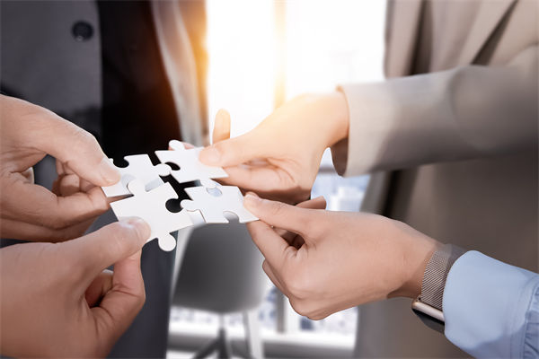 把頂層設(shè)計(jì)和問計(jì)于民統(tǒng)一起來，對(duì)企業(yè)戰(zhàn)略的啟示