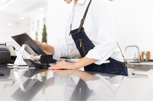 29歲女演員回應(yīng)在餐廳當(dāng)服務(wù)員，人力資源怎么看？